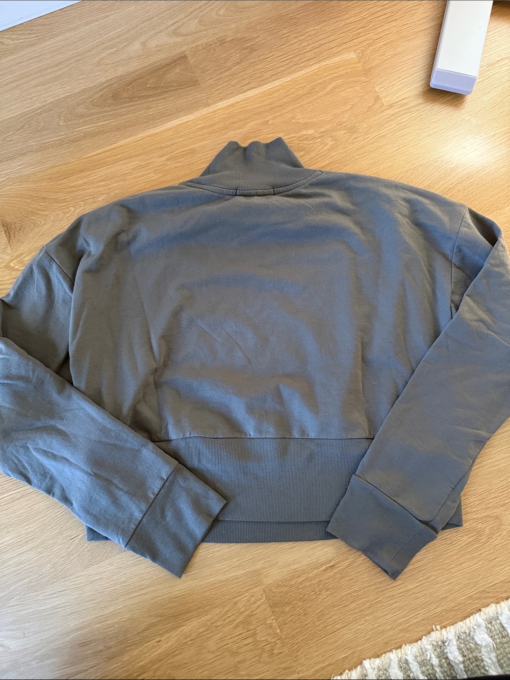 Mock Neck Cropped Sweatshirt in green gray - Picture 3 of 4